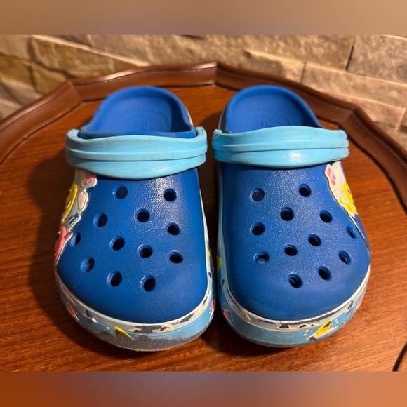 Childs Sz 10 Crocs Fun Lab Baby Shark Band Clogs bright cobalt blue Water Shoes - Picture 2 of 5